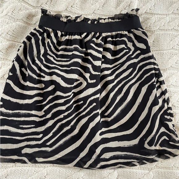 H&M Crinkled Chiffon Short Skirt, Size 6 - Picture 2 of 9